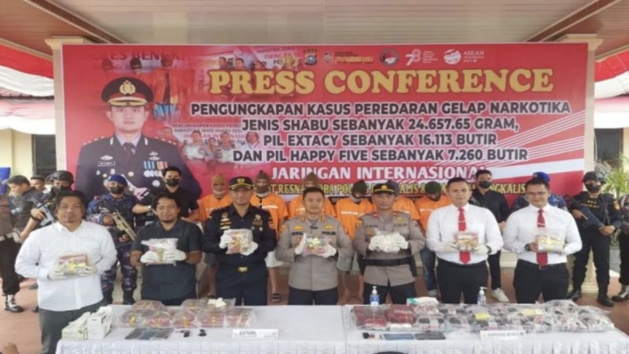 Kapolres Bengkalis didampingi Waka Polres dan Kasat narkoba memperlihatkan barang bukti 24 kg narkoba jenis sabu-sabu dan ribuan pil ekstasi serta Happy Five dalam dua pengungkapan, dengan meringkus enam tersangka yang merupakan jaringan internasional. ANTARA/Alfisnardo.