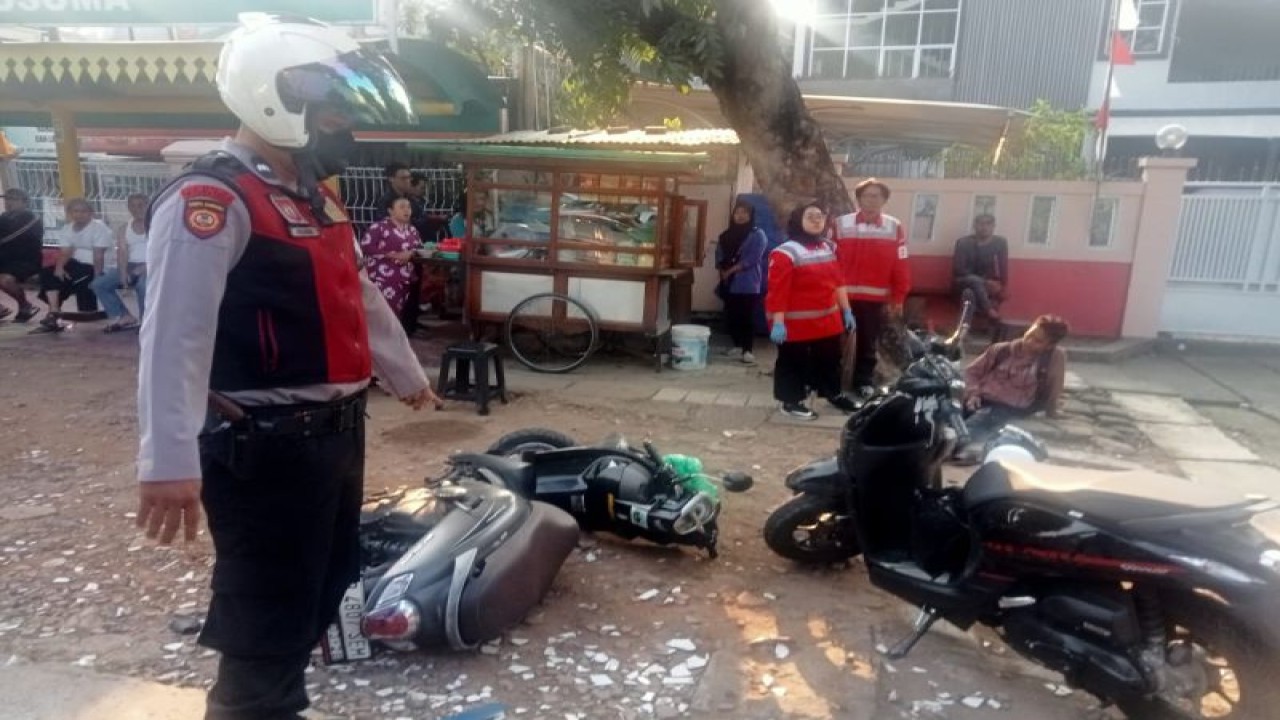 Polisi mengevakuasi korban tabrakan tujuh pemotor dengan truk batu bata, Jakarta, Selasa (22/8/2023). ANTARA/HO-Polsek Jagakarsa