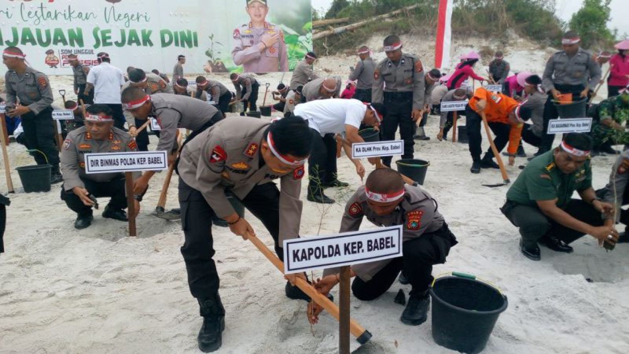 Polisi menanam bibit pohon di lahan kritis di wilayah Kota Pangkalpinang, Provinsi Kepulauan Bangka Belitung, Rabu (23/8/2023). (ANTARA/HO-Humas Polda Bangka Belitung)