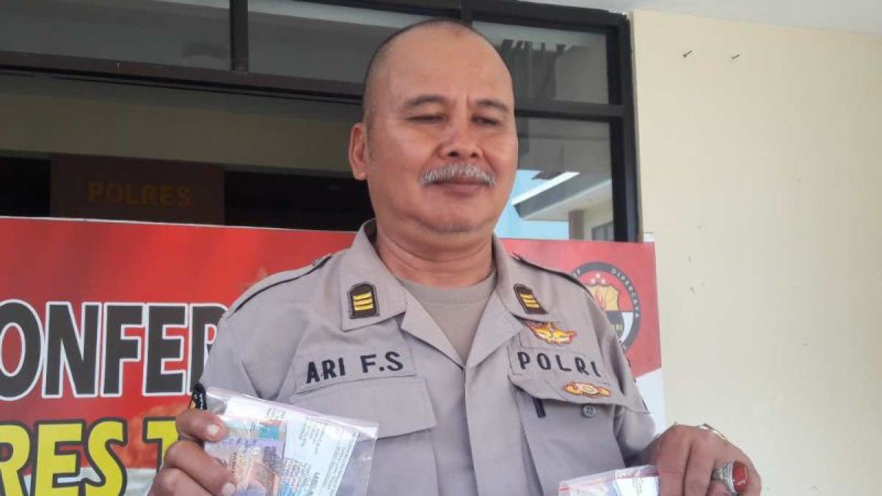 Polisi menunjukkan barang bukti kasus peredaran obat terlarang di Polres Temanggung. ANTARA/Heru Suyitno