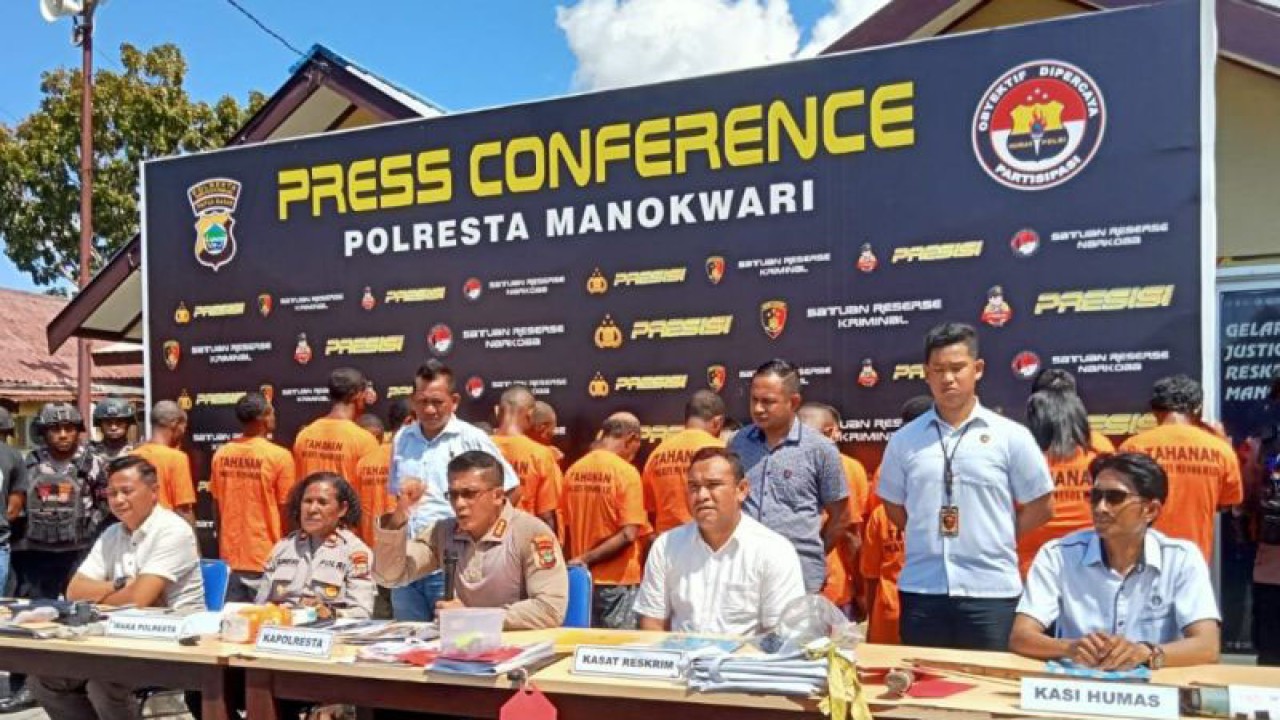 Kepala Polresta Manokwari Komisaris Besar Polisi Rivadin Benny Simangunsong menjelaskan pengungkapan kasus selama Agustus 2023 saat konferensi pers di Manokwari, Rabu (30/8/2023). (ANTARA/Fransiskus Salu Weking)