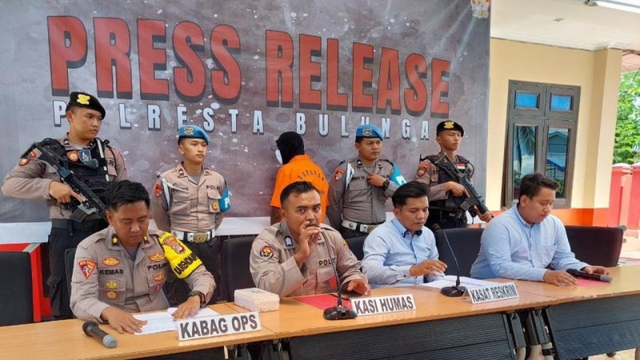 Jajaran Polresta Bulungan merilis kasus petetapan satu orang tersangka kasus dugaan tindak pidana pembakaran lahan, yang menyebabkan kebakaran lahan dan hutan di Kilometer 6 Desa Jelarai Selor, Kecamatan Tanjung Selor, Kabupaten Bulungan, Senin (8/8/2023) di Mapolres Bulungan. (ANTARA/Muh. Arfan)
