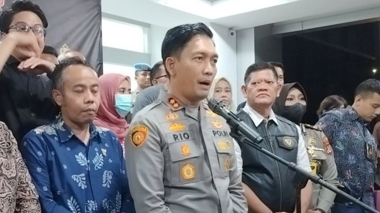 Kapolres Bogor AKBP Rio Wahyu Anggoro usai mediasi keluarga bayi tertukar di Mako Polres Bogor, Cibinong, Kabupaten Bogor, Jawa Barat, Jumat (25/8/2023). (ANTARA/M Fikri Setiawan)