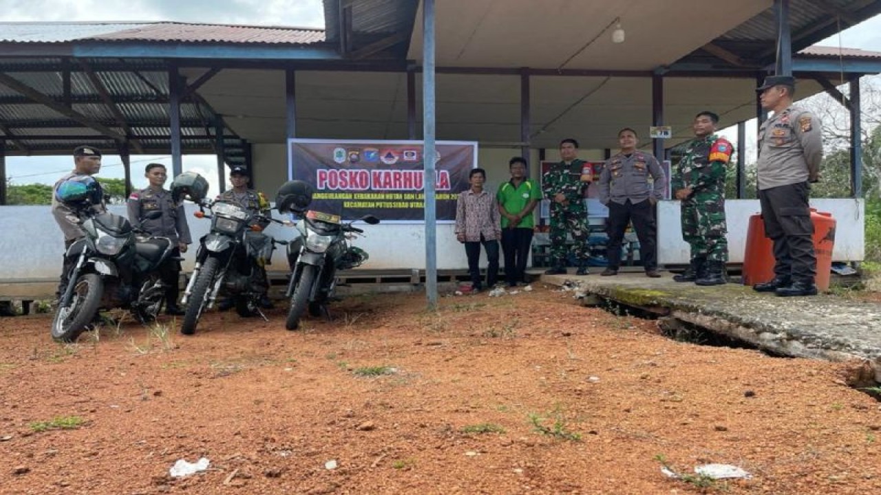 Tim gabungan standby di posko terpadu penanganan kebakaran hutan dan lahan (karhutla) di Desa Pala Pulau, Kecamatan Putussibau Utara, Kabupaten Kapuas Hulu, Kalimantan Barat. ANTARA/HO-Humas Polres Kapuas Hulu. (Teofilusianto Timotius)