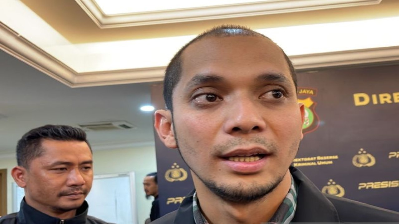 Pelaksana harian (Plh) Kasubdit Remaja, Anak dan Wanita (Renakta) Ditreskrimum Kompol Yuliansyah saat diwawancarai di Jakarta, Jumat (14/4/2023). ANTARA/Ilham Kausar