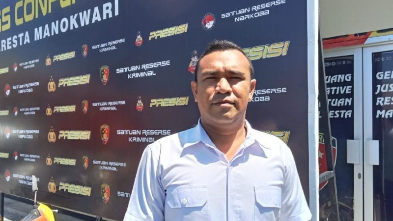 Kasat Reskrim Polresta Manokwari Ajun Komisaris Polisi Nirwan Fakaubun saat diwawancara awak media di Manokwari, Papua Barat, Kamis, (10/8/2023). (ANTARA/Fransiskus Salu Weking)
