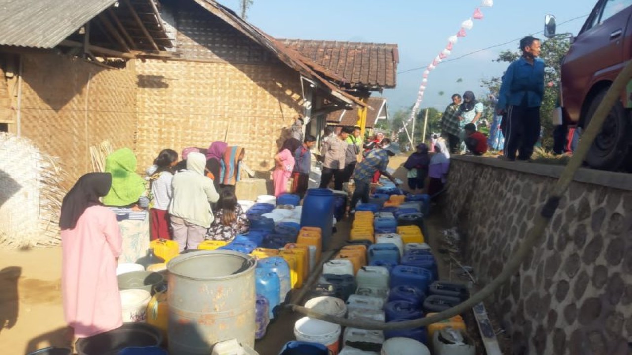 Sejumlah warga antre untuk mendapatkan air bersih di Kampung Sukamulya, Desa Cintanagara, Kecamatan Cigedug, Kabupaten Garut, Jawa Barat, Jumat (18/8/2023). (ANTARA/HO-Polres Garut)