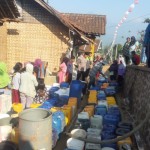Polisi pasok air bersih untuk warga terdampak kemarau di Garut-1692345137