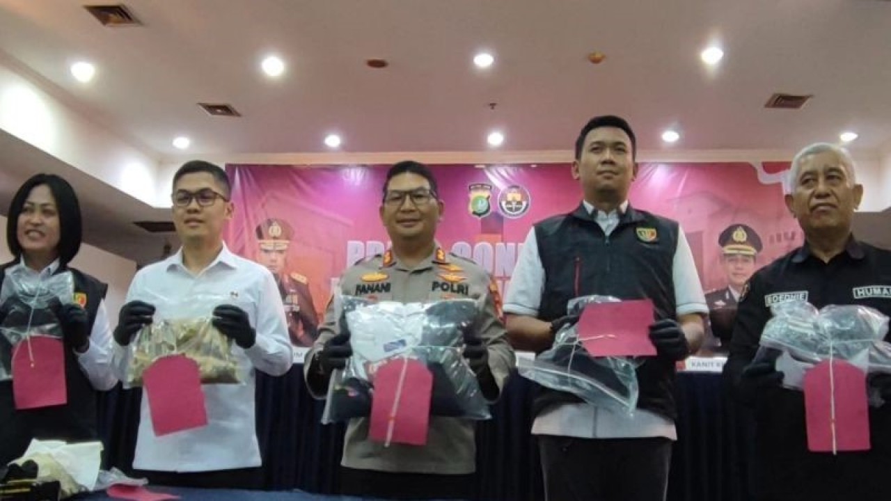 Wakapolres Metro Jakarta Timur AKBP Ahmad Fanani memperlihatkan barang bukti berupa pakaian yang digunakan pelaku dan korban saat peristiwa pelecehan seksual terjadi di Mapolres Metro Jaktim, Jatinegara, Senin (14/8/2023). ANTARA/Syaiful Hakim