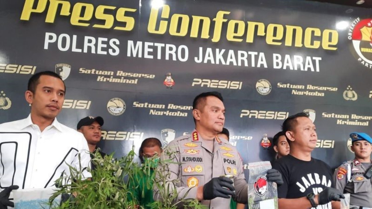 Polres Metro Jakarta Barat mengungkap dua tersangka penyalahgunaan narkoba atas nama inisial AH dan IAS alias OA, Selasa (29/8/2023). ANTARA/Risky Syukur