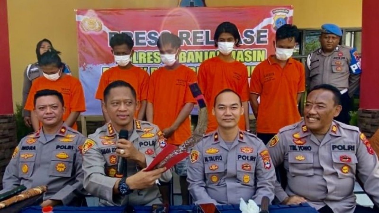 Kapolresta Banjarmasin Kombes Pol Sabana Atmojo (kedua kiri) didampingi oleh Kapolsek Banjarmasin Timur Kompol M Taufik (kedua kanan) dan Kapolsek Banjarmasin Barat Kompol Indra Agung Perdana Putra (kiri) saat memberikan keterangan di Banjarmasin, Kalimantan Selatan, Selasa (8/8/2023). (ANTARA/Tumpal Andani Aritonang)