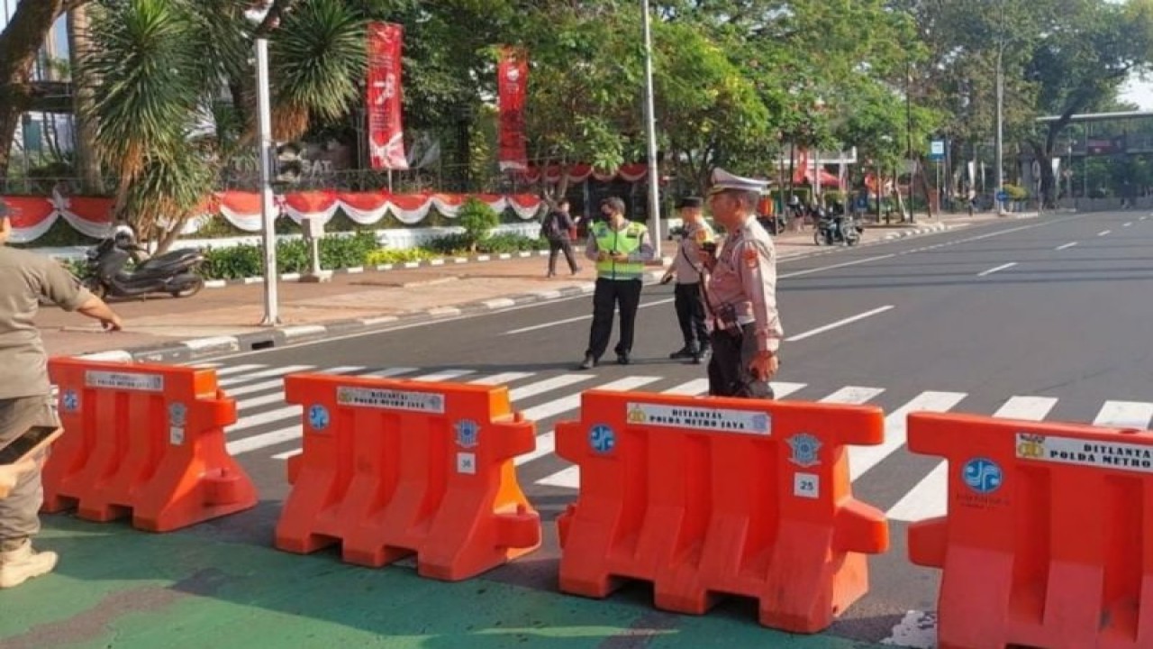 Personel Polres Jakarta Pusat melakukan pengalihan arus lalu lintas di depan Gedung Sapta Pesona Jakarta Pusat, Rabu (9/8/2023). ANTARA/HO-Ditlantas Polda Metro Jaya