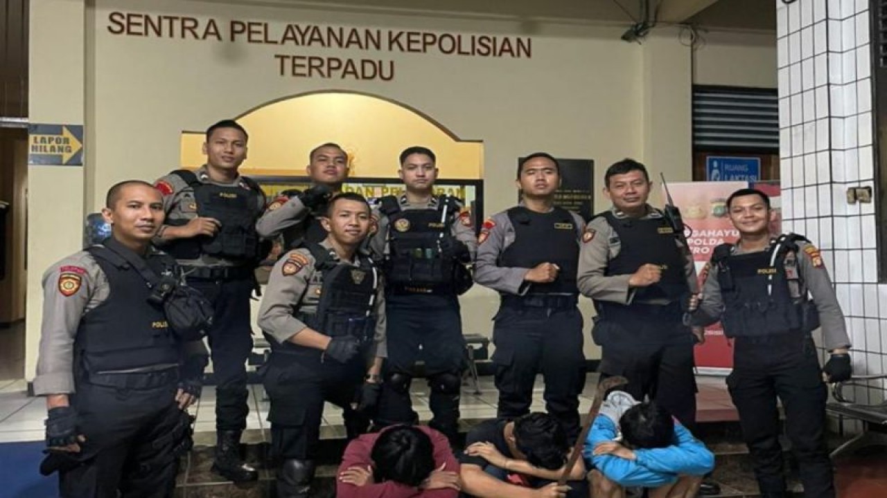 Sejumlah remaja yang hendak melakukan tawuran ditangkap oleh Tim Patroli Perintis Presisi Polres Metro Jakarta Selatan di Pasar Minggu, Jakarta Selatan, Minggu (6/8/2023). ANTARA/HO-Polres Metro Jakarta Selatan