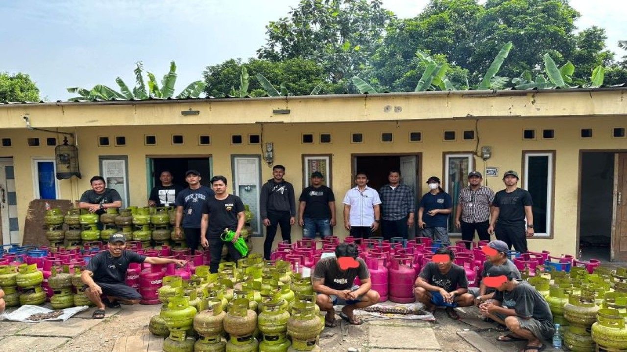 Sejumlah tersangka kasus gas elpiji oplosan ditangkap di Jalan Tipar Halim RT 002 RW 006, Mekarsari, Cimanggis, Depok, Kamis (20/7/2023). ANTARA/HO-Ditreskrimsus Polda Metro Jaya