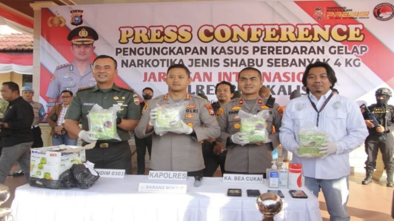 Kapolres Bengkalis AKBP Setyo Bimo Anggoro didampingi Waka Polres,Kasat Narkoba dan Dandim Bengkalis memperlihatkan barang bukti 4 kg sabu yang diamankan dari lima tersangka. (ANTARA/Alfisnardo)