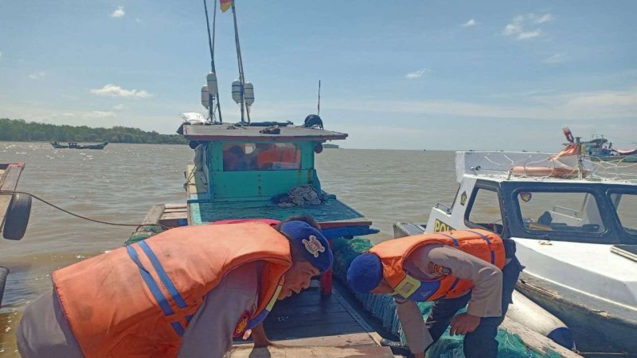 Personel Polres Asahan, saat memeriksa kapal nelayan di perairan Bagan Asahan, Kabupaten Asahan. (ANTARA /H0- Humas Polres Asahan).