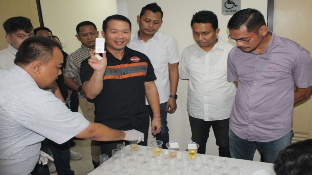 Sebanyak 95 anggota Polres Metro Jakarta Barat mengikuti tes urine untuk mengantisipasi penyalahgunaan narkoba di lingkungan Polres, Rabu (9/8/2023). ANTARA/HO-Polres Jakbar
