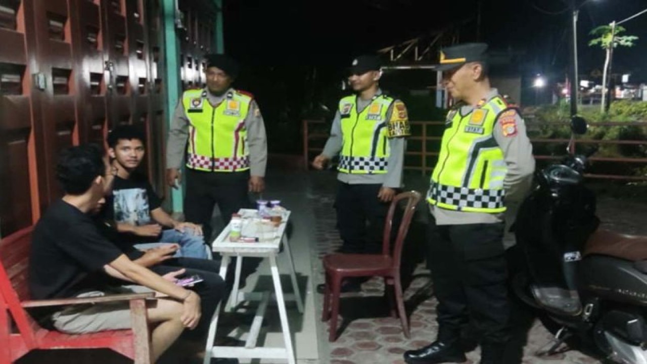 Personel Polres Aceh Selatan menyampaikan imbauan kamtibmas jelang Pemilu 2024 kepada warga di Aceh Selatan. ANTARA/HO-Bidhumas Polda Aceh