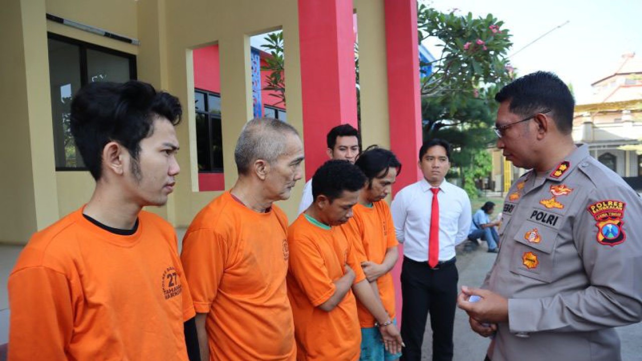 Polres Bangkalan menggelandang tersangka narkoba jenis sabu-sabu di Mapolres Bangkalan, Senin (28/8/2023). (ANTARA/HO-Polres Bangkalan)