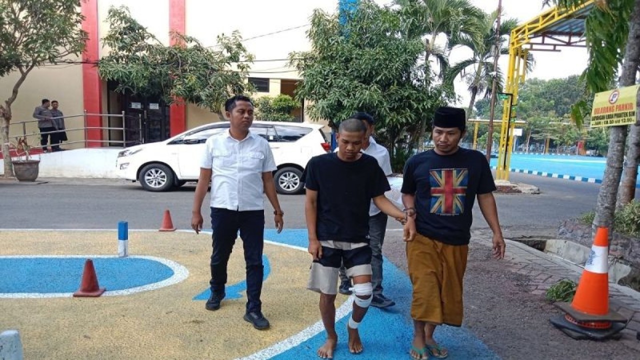 Aparat Polres Bangkalan, Jawa Timur menggelandang tersangka pelaku pencurian hewan di Mapolres Bangkalan, Senin (21/8/2023). (ANTARA/HO-Polres Bangkalan)