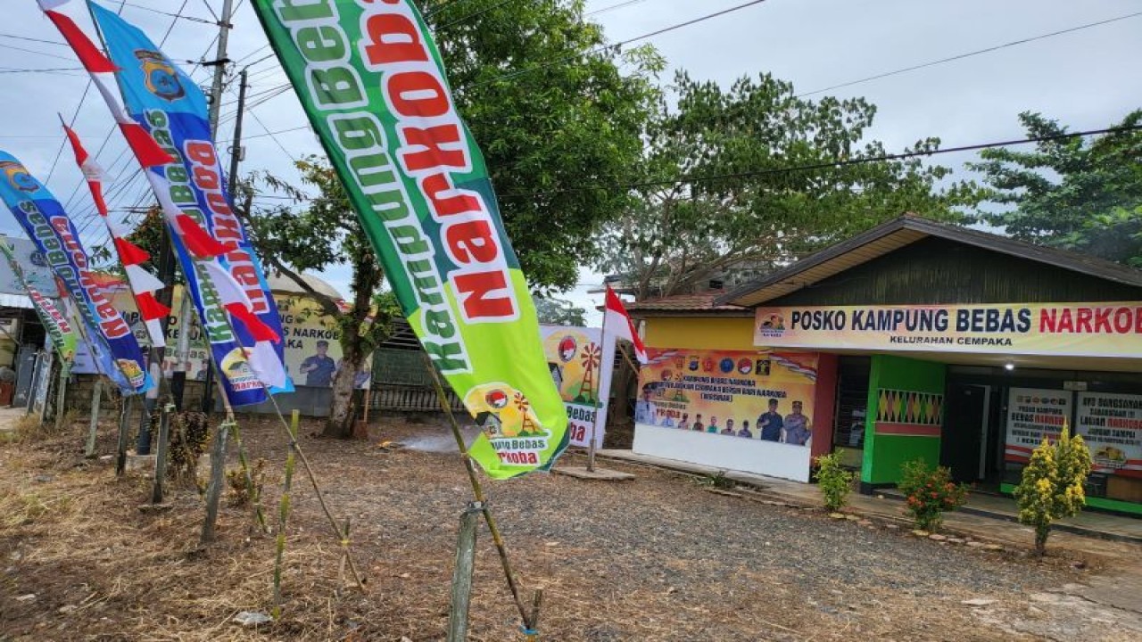 Posko Kampung Bebas Narkoba di Kelurahan Cempaka Banjarbaru yang didirikan Polres Banjarbaru sebagai pusat pengendalian mencegah dan memberantas peredaran narkoba di kawasan setempat pada beberapa waktu lalu. (ANTARA/HO-Humas Polres Banjarbaru)