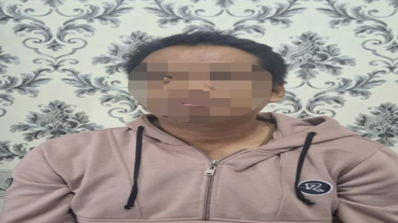 Terduga pelaku yang ditangkap polisi berinisial AH yang bertugas di Rutan kelas 2.B Krui, karena miliki narkotika jenis sabu-sabu, (ANTARA/HO-Humas Polres Lampung Barat)