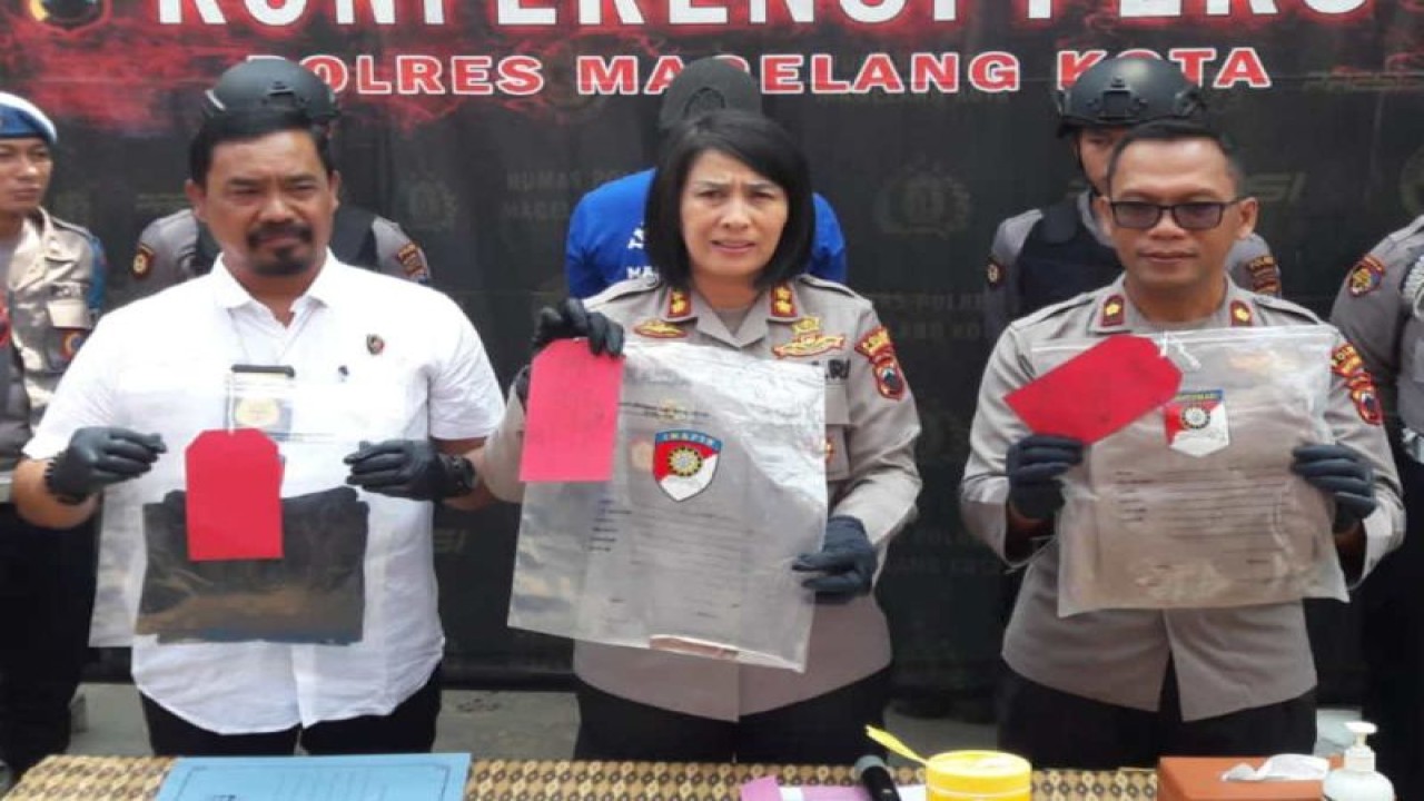 Kapolres Magelang Kota AKBP Yolanda Evalyn Sebayang (tengah) menunjukkan barang bukti pelaku penusukan pada konferensi pers di Mapolres Magelang Kota, Selasa (22/8/23). ANTARA/HO-Polres Magelang Kota