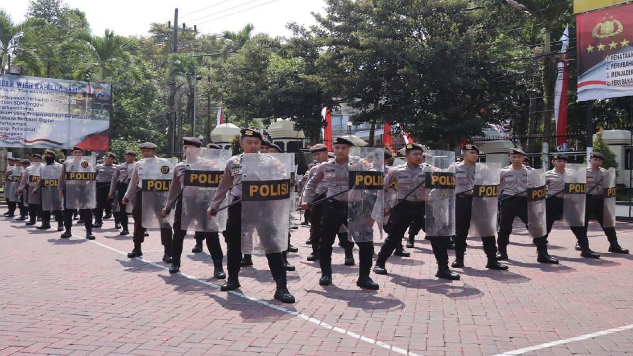 Personel Polres Malang dan jajaran polsek saat melakukan latihan pengendalian massa di Lapangan Satya Haprabu Mapolres Malang, Kabupaten Malang, Jawa Timurm, Jumat (25/8/2023). (ANTARA/HO-Humas Polres Malang)