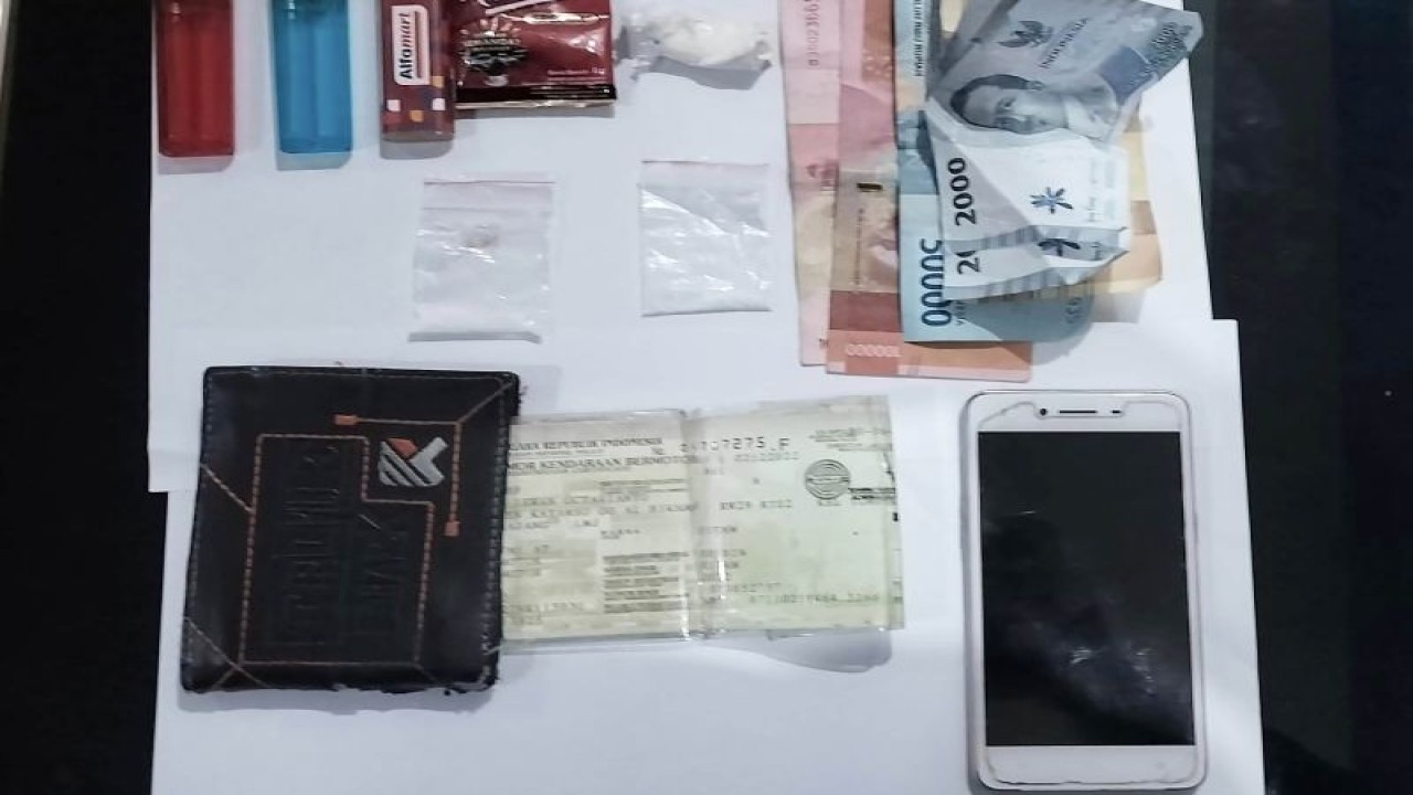 Sejumlah barang bukti yang diamankan petugas kepolisian saat menangkap tersangka pengedar narkotika jenis sabu berinisial DS, di Kabupaten Malang, Jawa Timur. ANTARA/HO-Humas Polres Malang.