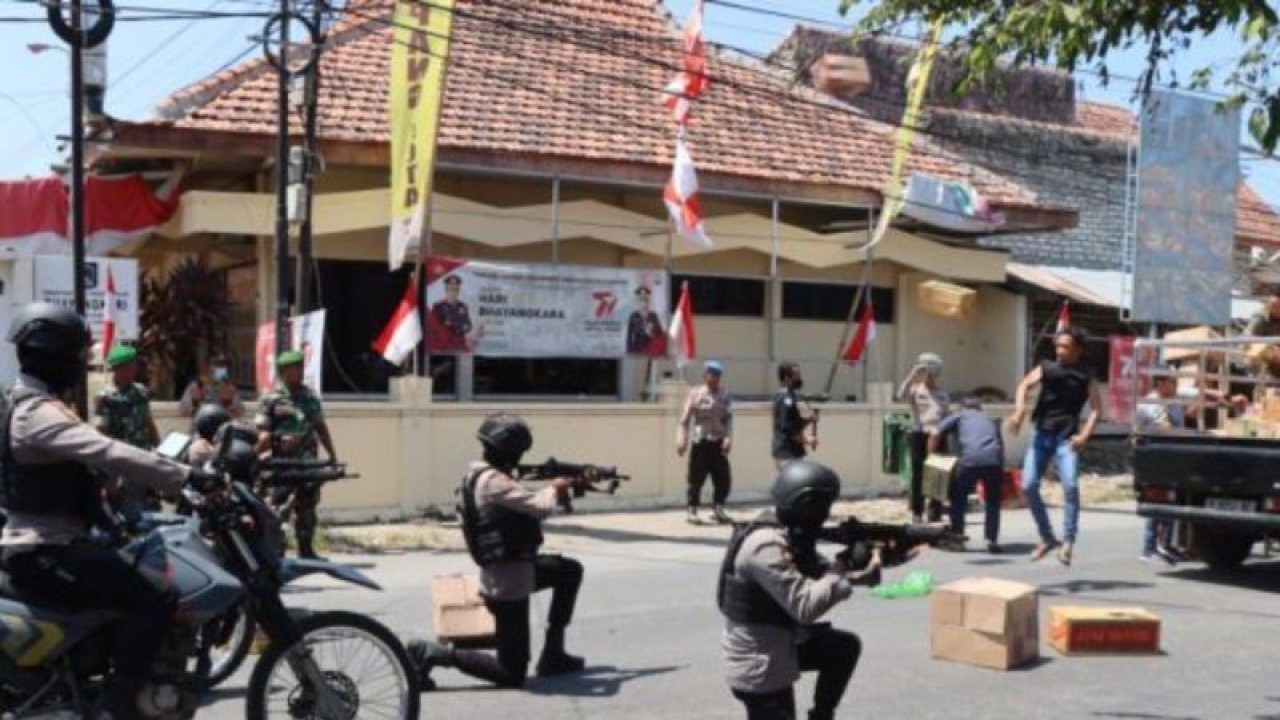Polres Sampang menggelar simulasi pengamanan Pemilu 2024 di Mapolres Sampang untuk mengantisipasi hal-hal yang tidak diinginkan saat pelaksanaan pemilu. (ANTARA/HO-Polres Sampang)