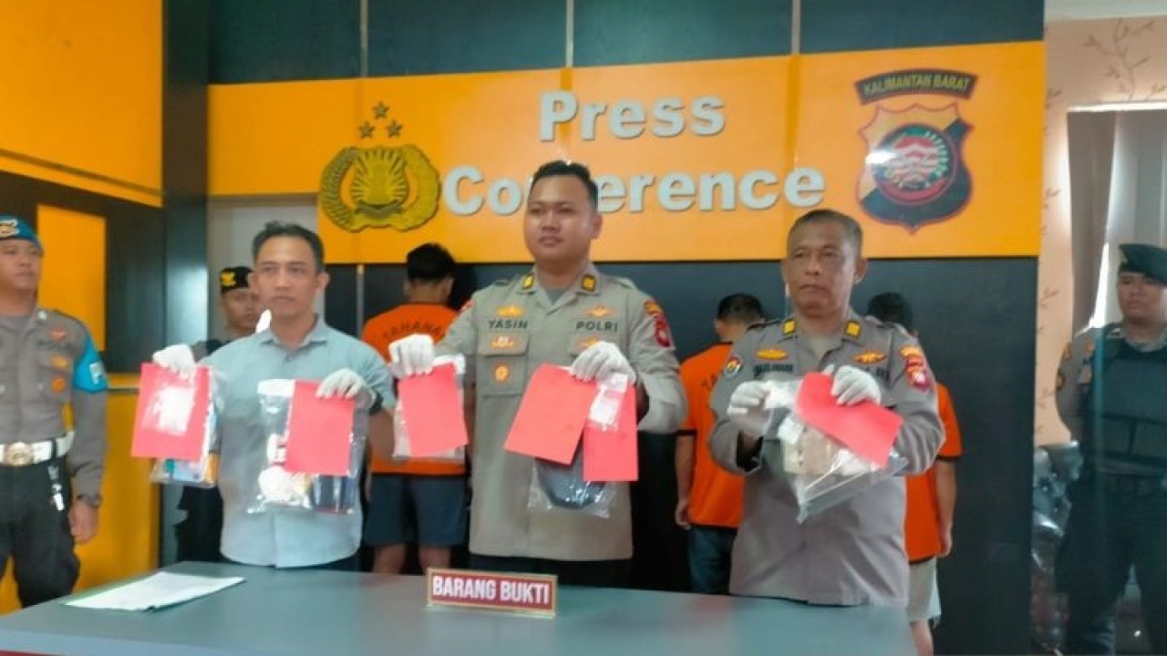 Kabag Ops Polres Singkawang, AKP M Yasin menggelar konperensi pers terkait penangkapan empat tersangka kasus Narkoba di wilayah hukum Polres Singkawang (Rudi)