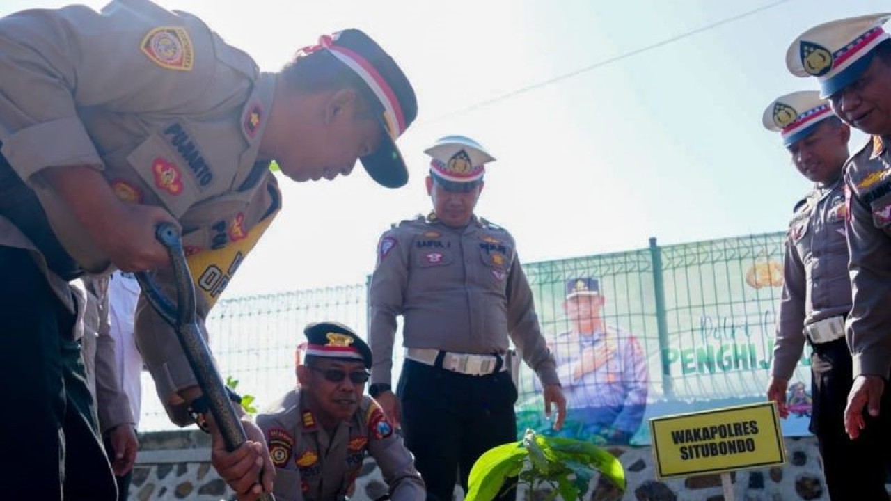 Wakapolres Situbondo Kompol Pujiarto didampingi pejabat utama secara simbolis menanam bibit pohon di kawasan Satpas POlres Situbondo, Jatim. Jumat (18/8/2023) ANTARA/Novi Husdinariyanto