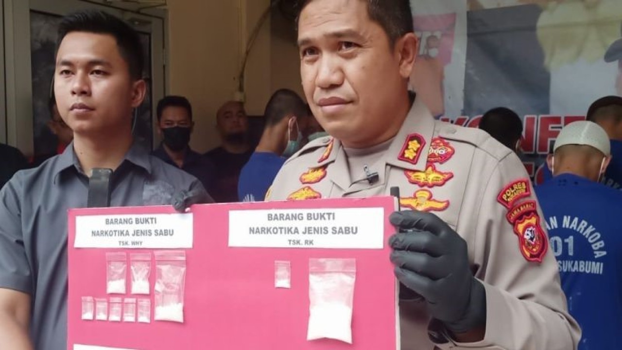 Kapolres Sukabumi AKBP Maruly Pardede saat menunjukan barang bukti narkoba pada jumpa pers Selasa, (22/8). Narkoba itu disita dari belasan tersangka yang ditangkap di berbagai kecamatan di Kabupaten Sukabumi, Jabar. Antara/Aditya Rohman