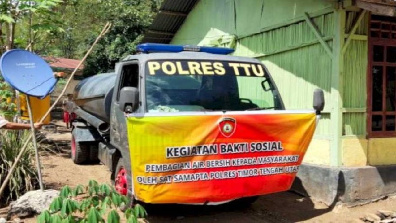 Petugas kepolisian menyalurkan bantuan air bersih kepada warga desa di Kabupaten Timor Tengah Utara, Provinsi Nusa Tenggara Timir, Senin (14/8/2023). (ANTARA/HO-Humas Polres TTU)