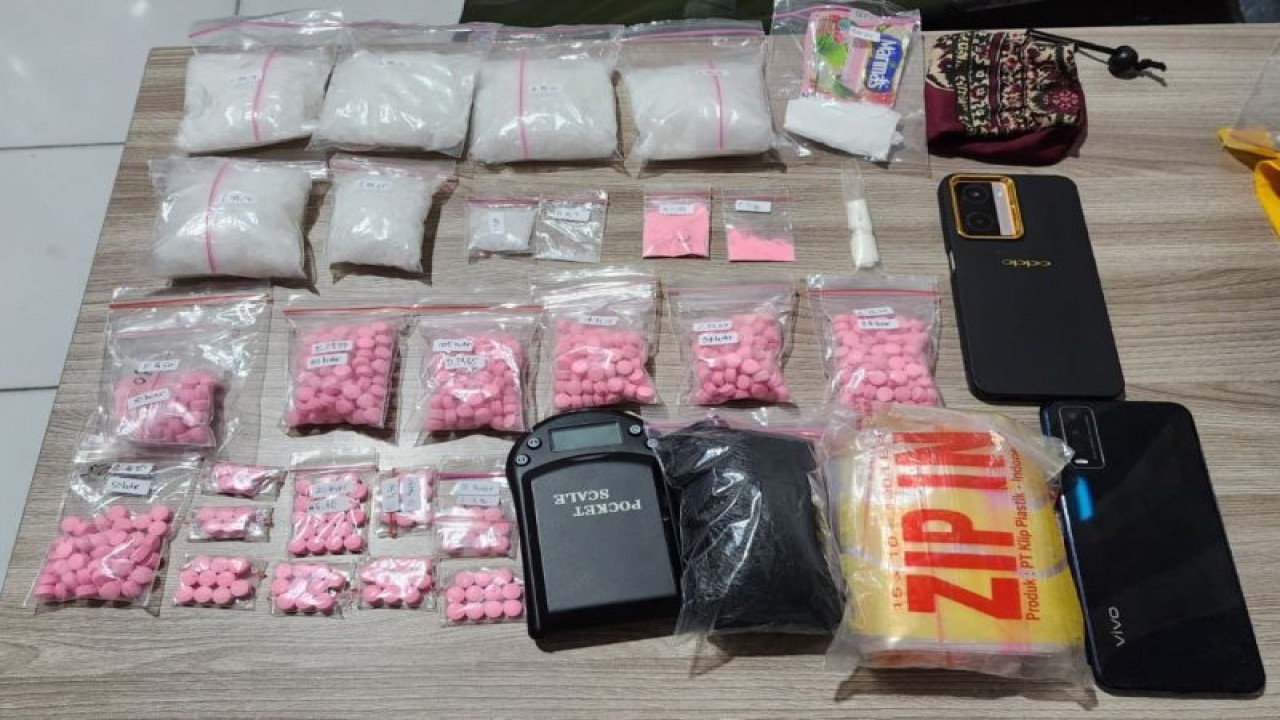 Sat Resnarkoba Polresta Banjarmasin menunjukkan barang bukti sitaan paket sabu-sabu seberat 550,5 gram dan 678 butir ekstasi, di Kota Banjarmasin, Kalimantan Selatan, Kamis (10/8/2023). (ANTARA/HO-Polresta Banjarmasin)