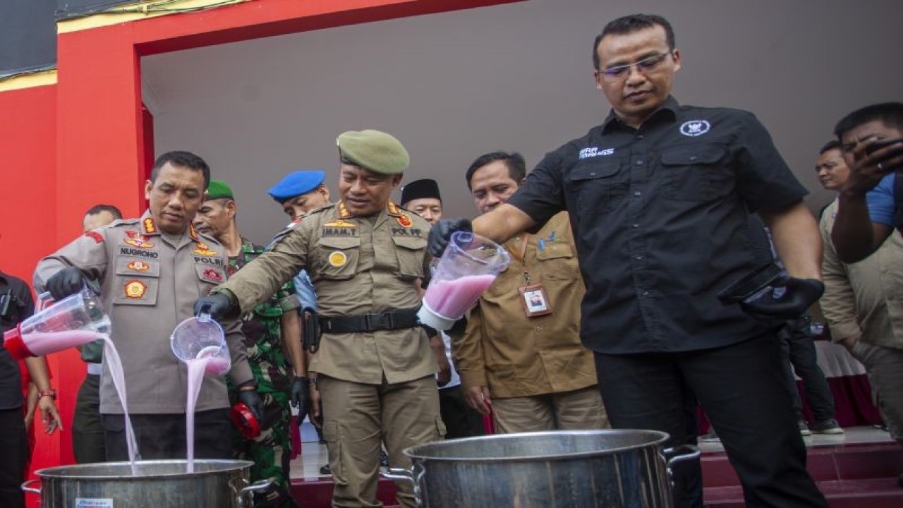 Kapolresta Barelang Kombes Pol Nugroho Tri Nuryanto (kiri) bersama tamu undangan memusnahkan barang bukti narkoba jenis ekstasi di halaman Polresta Barelang, Batam, Kepulauan Riau, Selasa (30/5/2023). ANTARA FOTO/Teguh Prihatna/tom