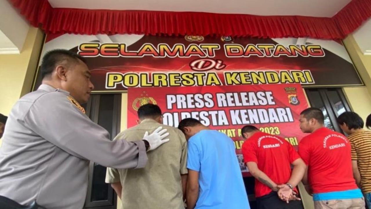 Kapolresta Kendari Kombes Pol Muhammad Eka Fathurrahman saat menunjukan para tersangka yang ditangkap saat Operasi Sikat Anoa 2023. (Antara/La Ode Muh Deden Saputra)
