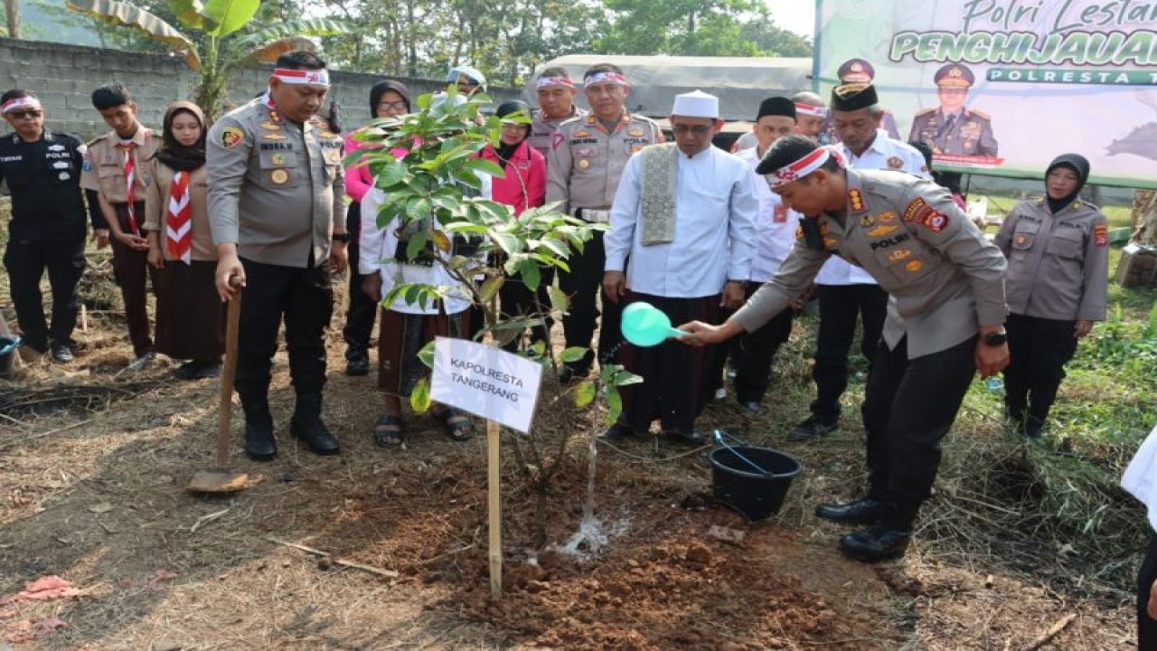 Kapolresta Tangerang Kombes Pol Sigit Dany Setiyono didampingi Wakapolreta Tangerang saat melakukan kegiatan penanaman pohon di Desa Tipar, Jambe. (HO/Polresta Tangerang)