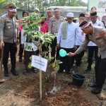 Polresta Tangerang tanam pohon untuk perbaiki kualitas udara-1692777975