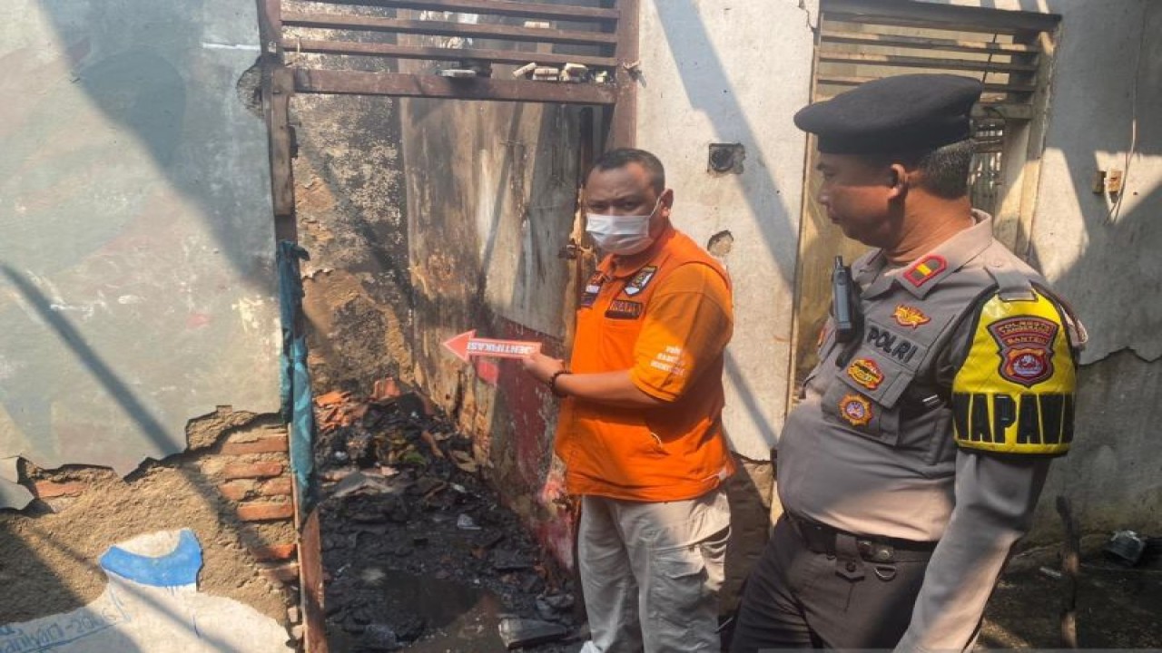 Penyidik dari Polresta Tangerang saat melakukan penyelidikan terhadap rumah terbakar. (ANTARA/Azmi)