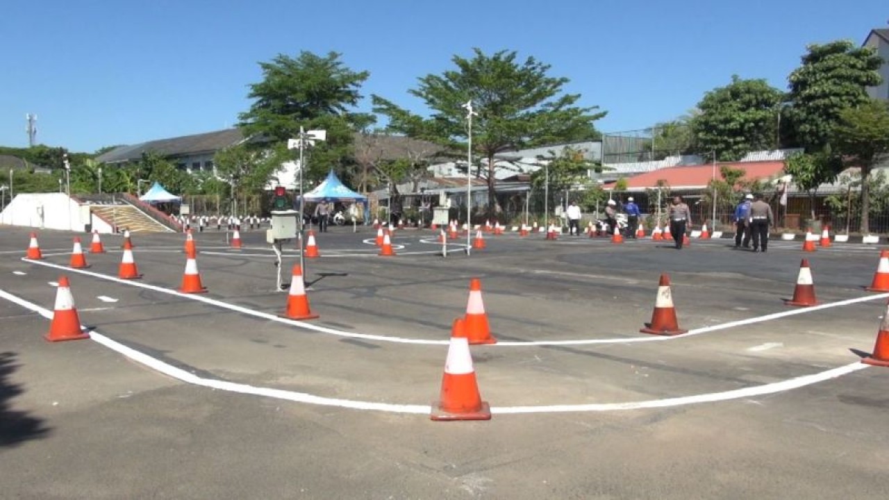 Suasana lajur huruf S di lokasi ujian praktik berkendara sepeda motor untuk permohonan SIM C di Satpas Polrestabes Makassar, Jalur Sermani, Jalan Batua Raya, Makassar, Sulawesi Selatan, Senin (7/8/2023). ANTARA/HO-Dokumentasi Polrestabes Makassar.