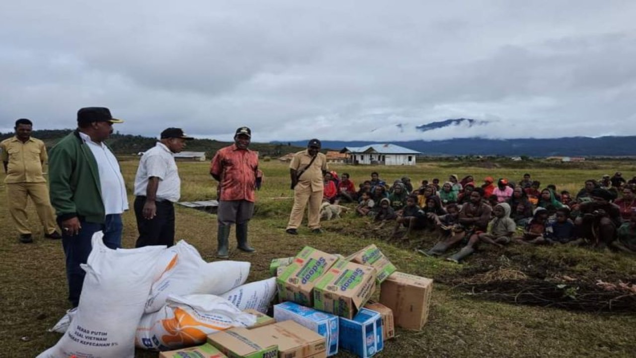 Aparat wilayah mendistribusikan bantuan kemanusiaan dari Kapolri Jenderal Pol. Listyo Sigit Prabowo untuk warga Papua Tengah yang terdampak kekeringan, Kamis (10/8/2023). (ANTARA/HO-Divisi Humas Polri)
