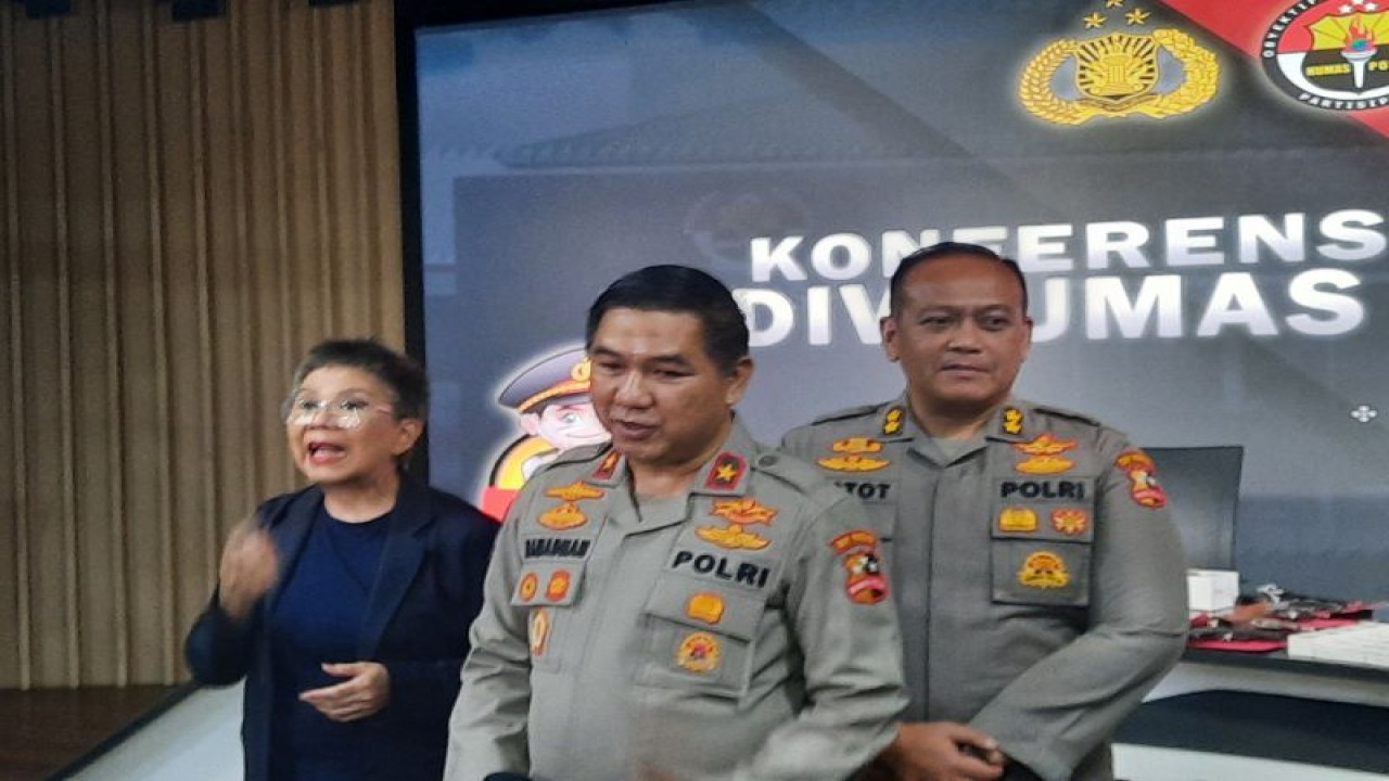 Karopenmas Divisi Humas Polri Brigjen Pol. Ahmad Ramadhan saat memberikan keterangan kepada wartawan di ruang mini konpers Mabes Polri, Jakarta, Selasa (15/8/2023). (ANTARA/Laily Rahmawaty)