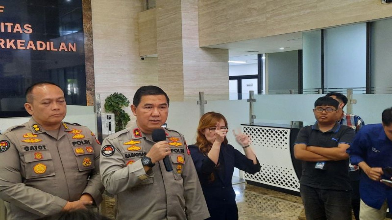Kepala Biro Penerangan Masyarakat (Karopenmas) DivHumas Polri Brigjen Pol. Ahmad Ramadhan memberikan keterangan pers kepada wartawan di Bareskrim Polri, Jakarta, Senin (28/8/2023). (ANTARA/Laily Rahmawaty)