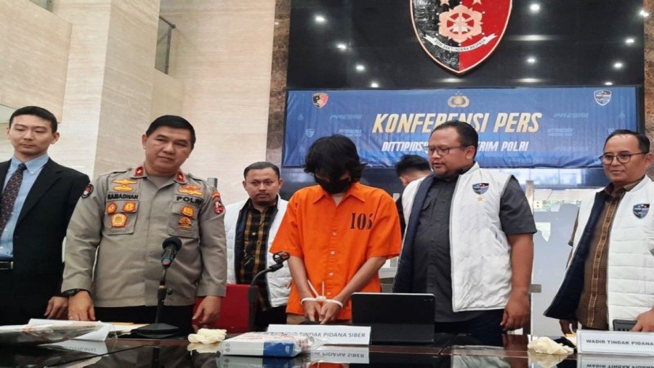 Direktorat Tindak Pidana Siber Bareskrim Polri bersama atase Kepolisian Jepang mengungkap kejahatan siber pembobolan kartu kredit warga Jepang dengan tersangka dua warga negara Indonesia yang ditangkap di Jepang dan Indonesia, Selasa (8/8/2023). (ANTARA/Laily Rahmawaty)