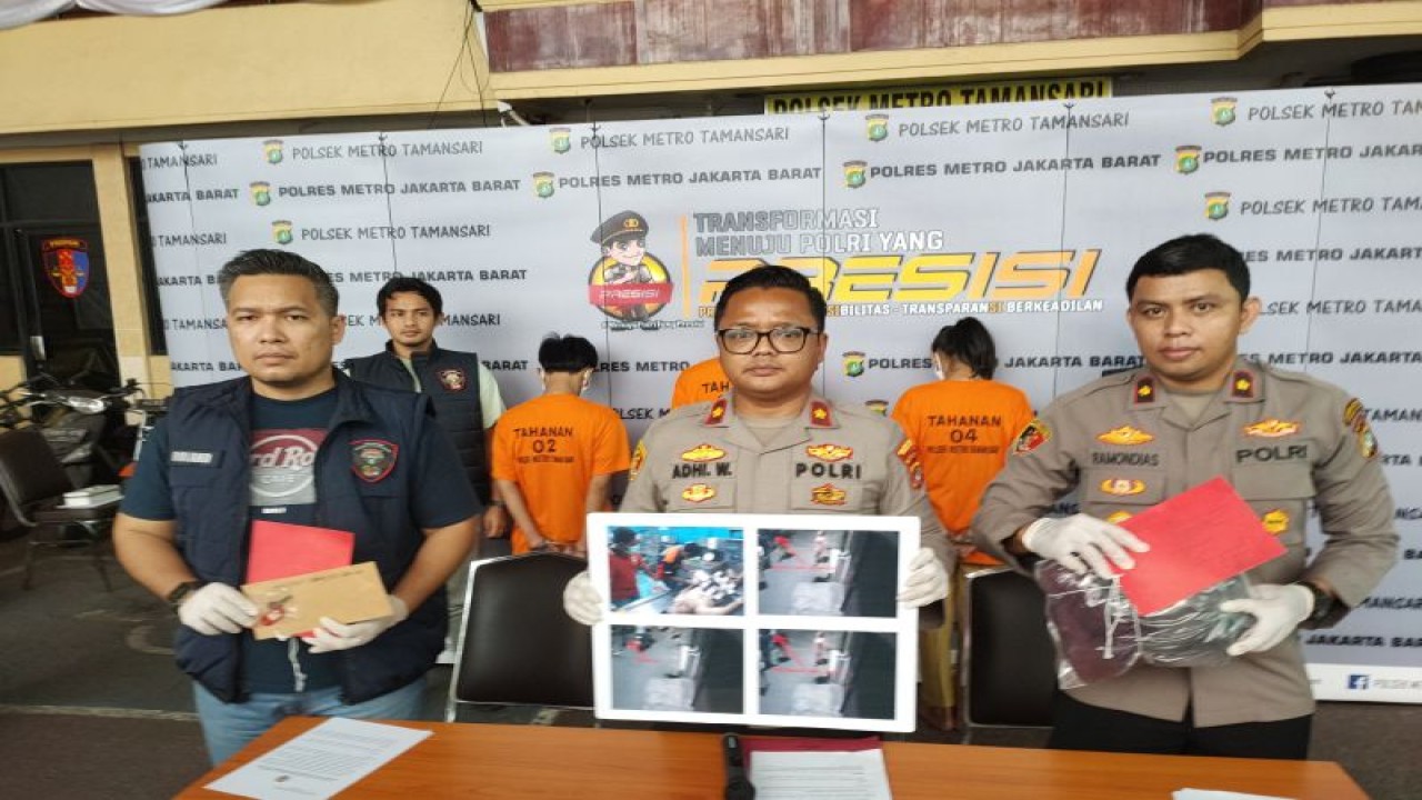 Jumpa pers pengungkapan tiga tersangka pengeroyokan hingga tewas di Polsek Metro Taman Sari, Jakarta Barat, Jumat (11/8/2023). ANTARA/Risky Syukur