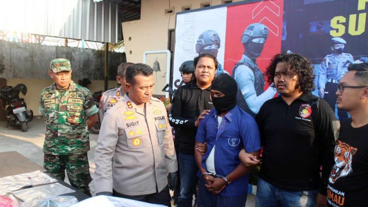 Kepala Polres Sukoharjo AKBP Sigit memeriksa pelaku kasus pembunuhan dalam Konferensi Pers, di Polsek Gatak Polres Sukaharjo, Jumat (25/8/2023) petang.  ANTARA/Bambang Dwi Marwoto.