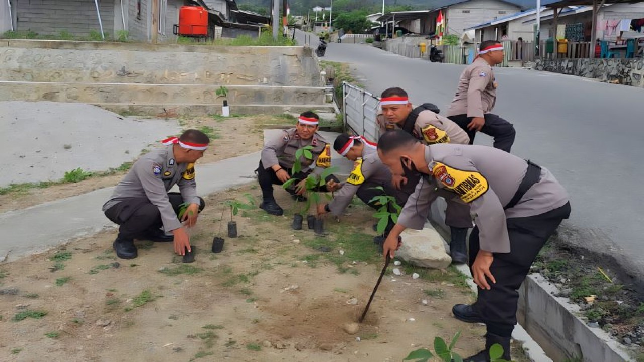 Anggota Kepolisian Sektor (Polsek) Palu Barat, Kota Palu, Sulawesi Tengah melakukan penanaman pohon serentak di Hunian tetap (Huntap) Balaroa, Kecamatan Palu Barat, Kota Palu, Jumat (18/8/2023). (ANTARA/HO-Dokumentasi Polsek Palu Barat)