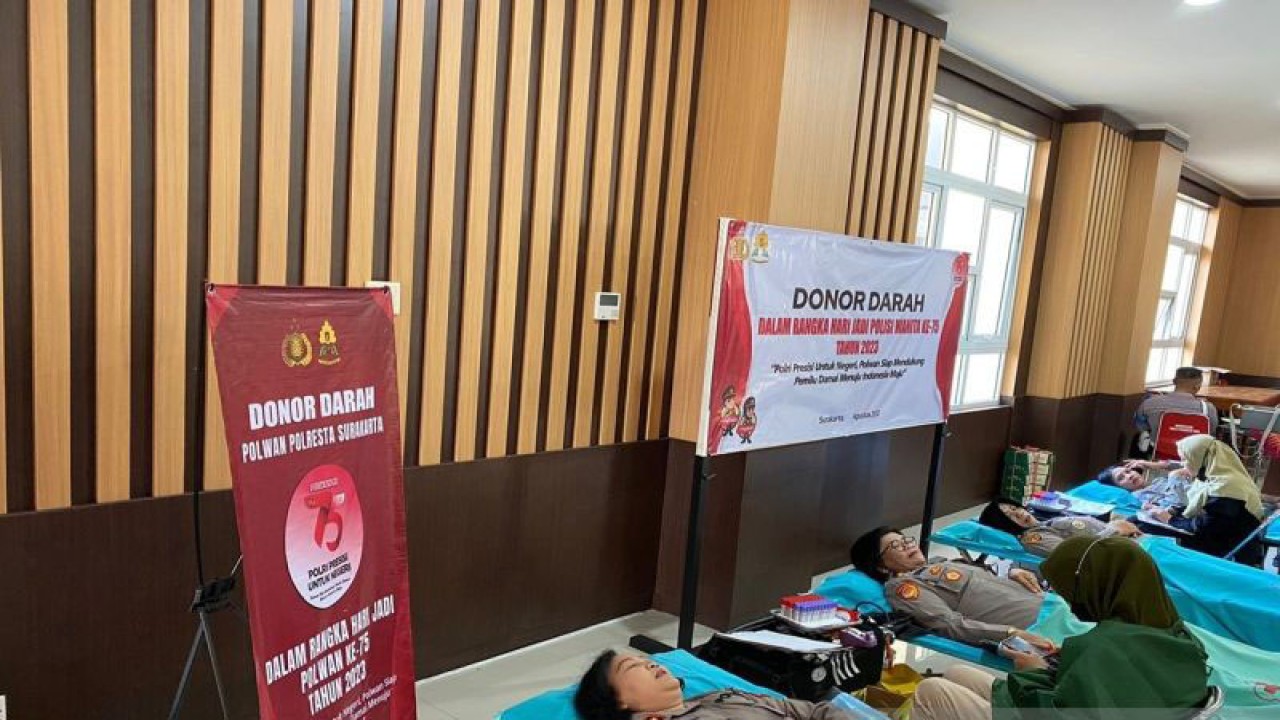 Puluhan anggota Polwan mengikuti baksos donor darah dalam rangka menyambut HUT Ke-75 Polwan di Markas Polresta Surakarta, Rabu (9/8/2023). FOTO ANTARA/Bambang Dwi Marwoto.