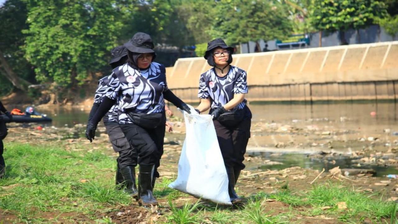 Anggota Polwan RI mengangkut karung berisi sampah yang terkumpul dalam aksi susur Sungai Ciliwung dalam rangka HUT ke-75 Polwan di Kalibatan, Jakarta, Selasa (15/8/2023). (ANTARA/HO-Divisi Humas Polri)